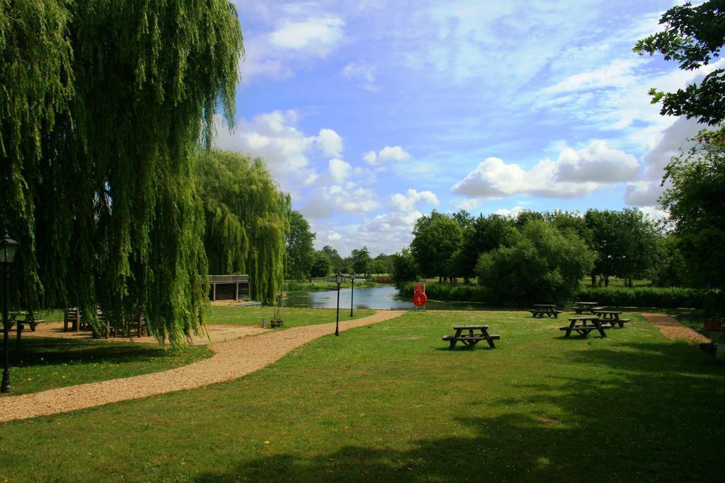 Queens Head Inn Nassington Eksteriør bilde